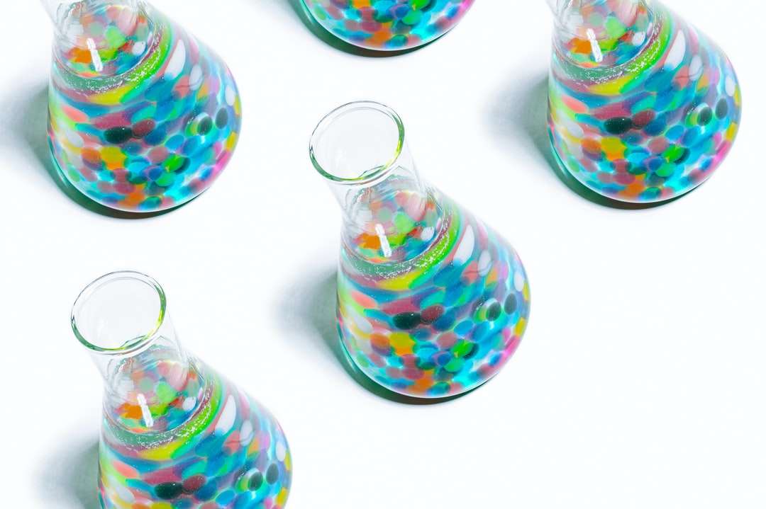 Jasny słoik z wieloma kolorowymi cukierkami w kształcie serca puzzle online