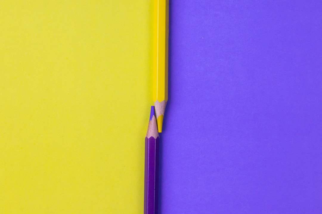 Żółty i czarny ołówek na żółtej powierzchni puzzle online
