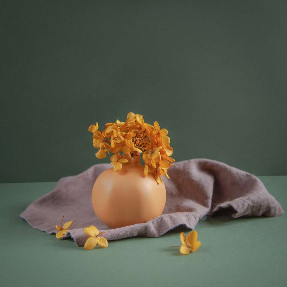Żółty kwiat na brązowej ceramicznej wazie puzzle online