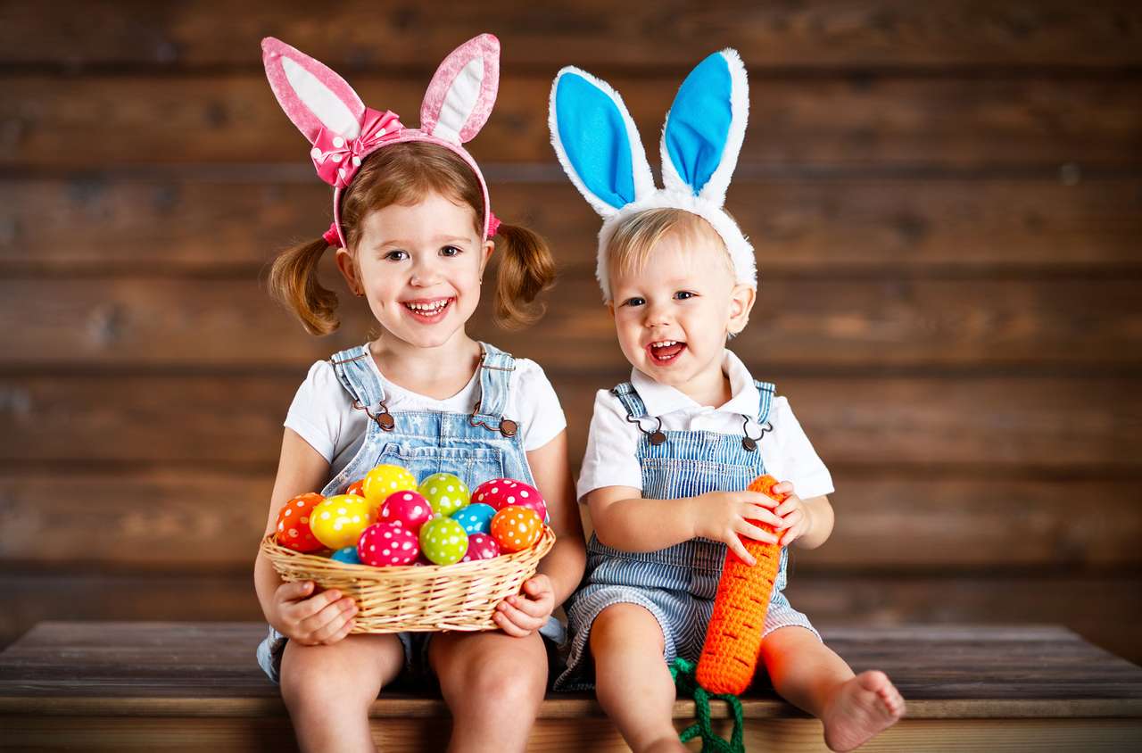 Niños con huevos de Pascua rompecabezas