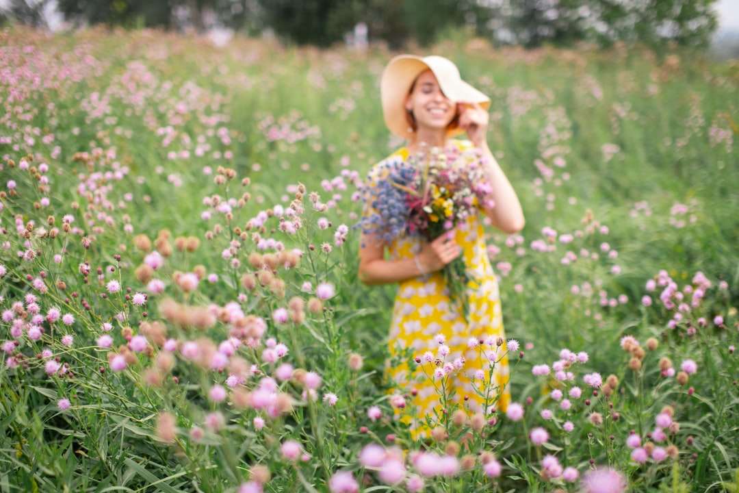 Dziewczyna w żółtej i białej sukni kwiatowej puzzle online