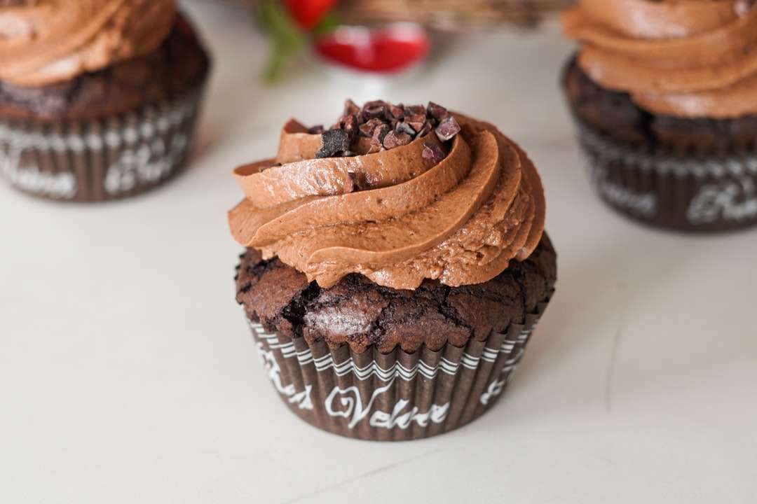 Cupcake czekoladowe na białym stole puzzle online
