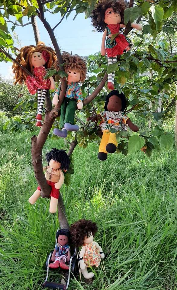 Dzieci na drzewie puzzle online