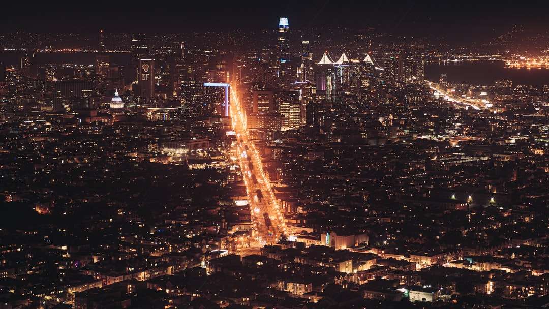 miasto z wysokimi budynkami w nocy puzzle online
