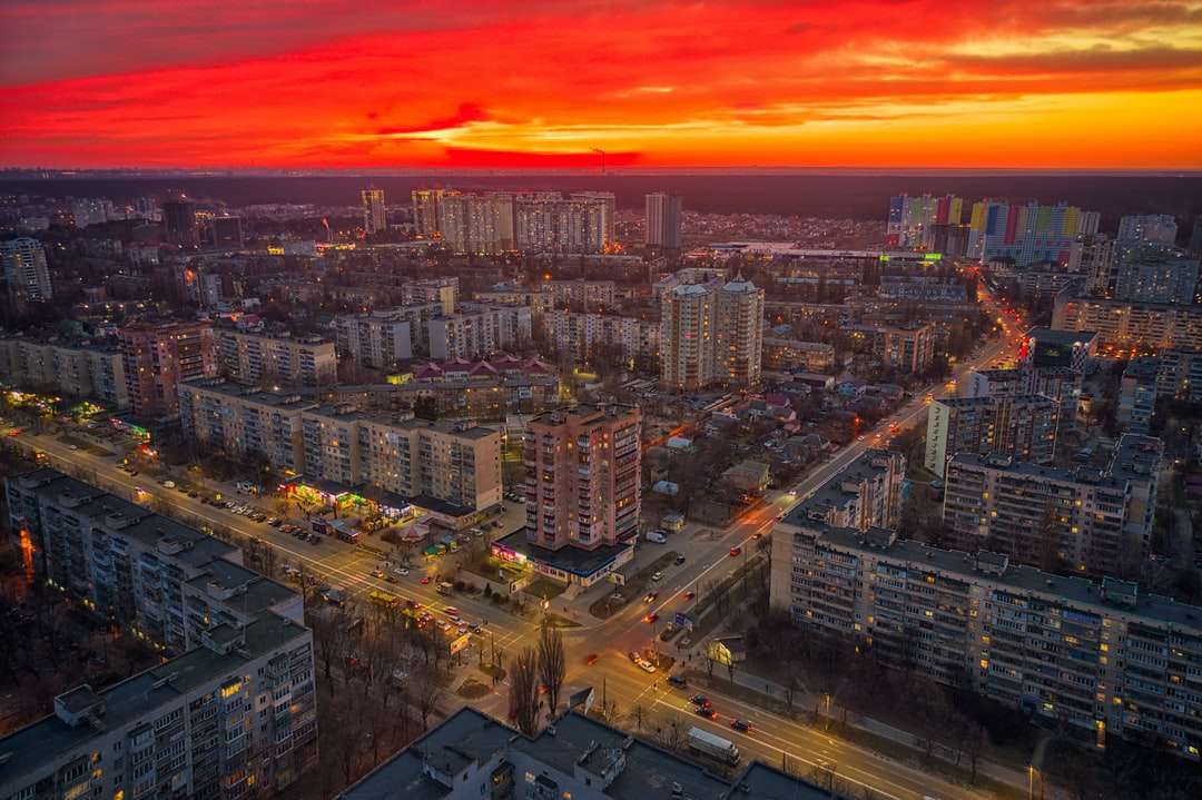 Widok z lotu ptaka budynków miasta podczas zachodu słońca puzzle online