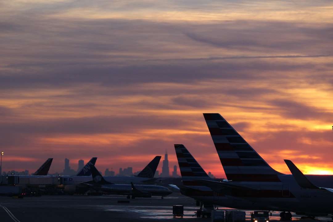 Samolot na lotnisku podczas zachodu słońca puzzle online