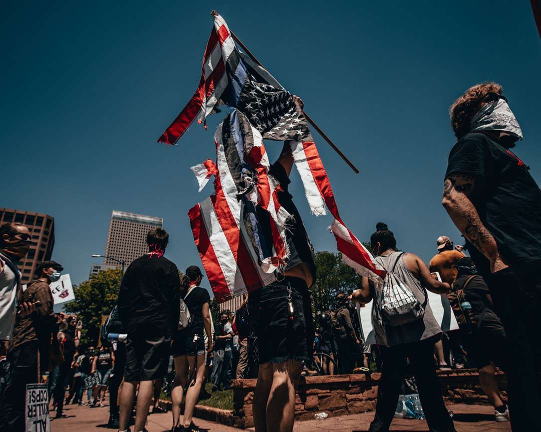 Ludzie trzymający nas flagę w ciągu dnia puzzle online