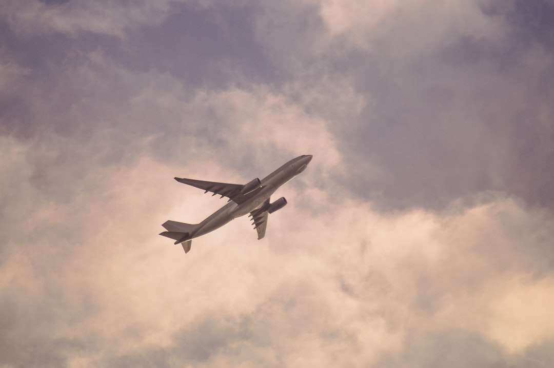 Biały samolot latający na niebie w ciągu dnia puzzle online