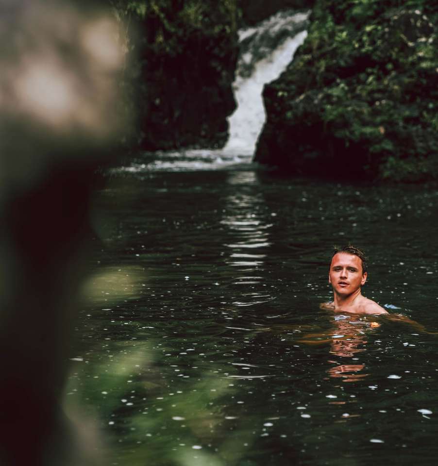 Kobieta w wodzie w bliska fotografii puzzle online