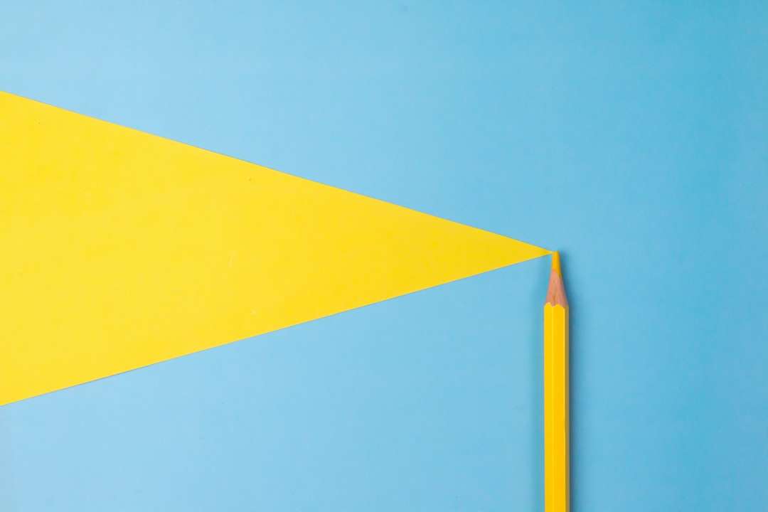 Żółty i niebieski papier na niebieskiej powierzchni puzzle online