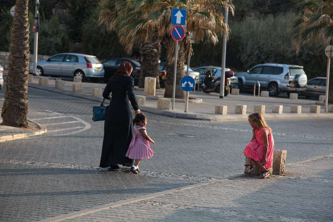 Kobieta w czarnym hidżab chodzi na chodniku podczas dnia puzzle online
