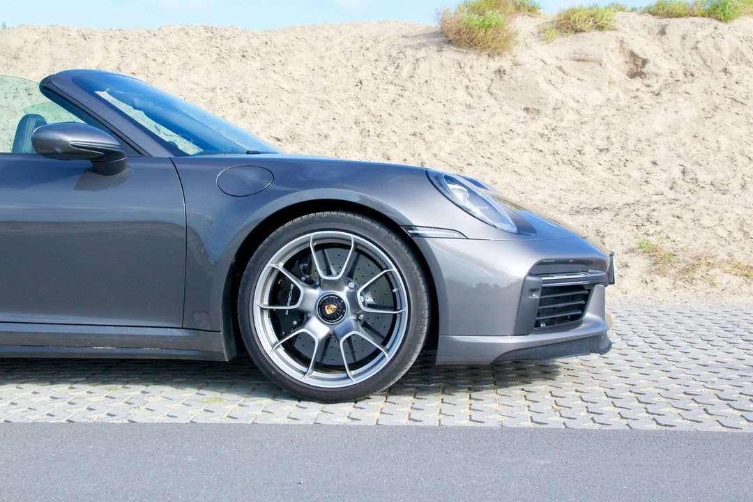 Niebieski samochód na szarej betonowej drodze puzzle online