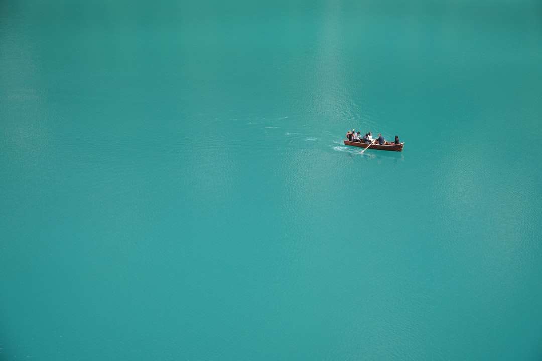 2 osoby jedzie na łodzi na ciele wody w ciągu dnia puzzle online