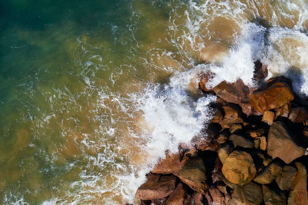 Fale wody uderzające brązowe skały puzzle online