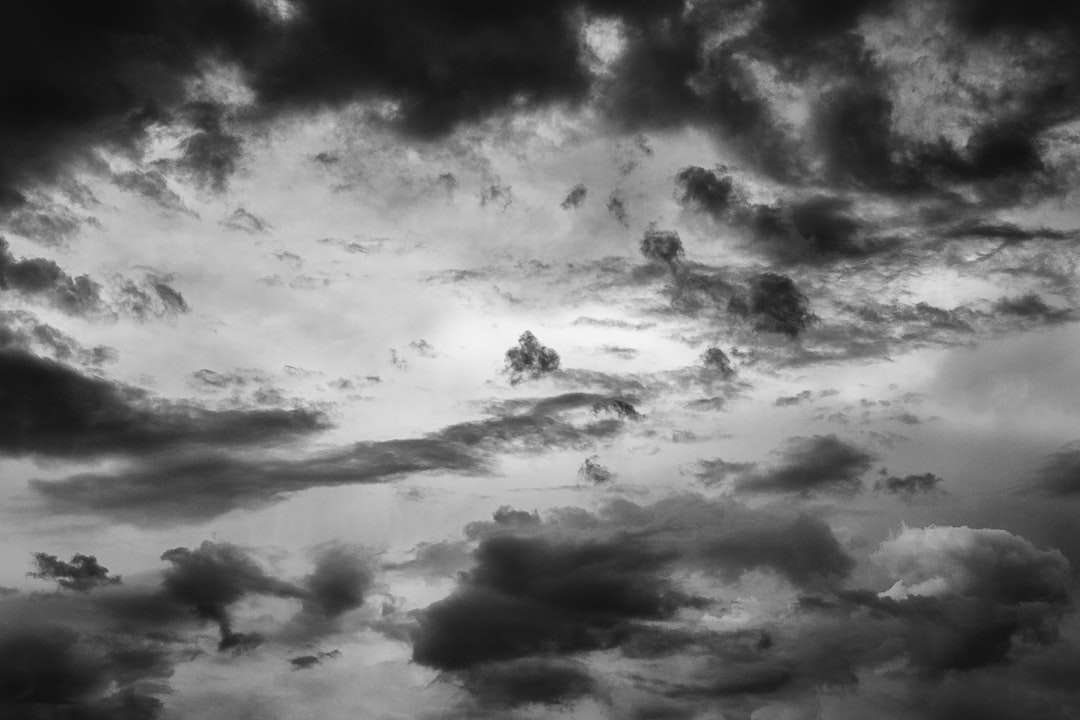 Skala szarości Zdjęcie chmur w niebie puzzle online