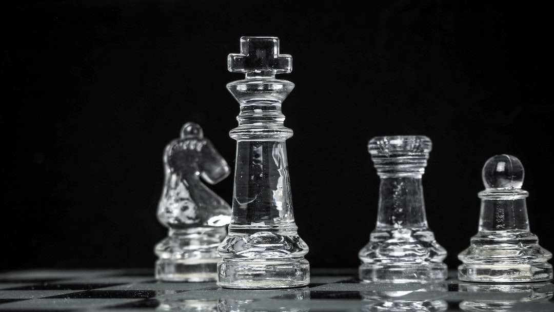 Jasny kawałek szachy na niebieskim stole puzzle online