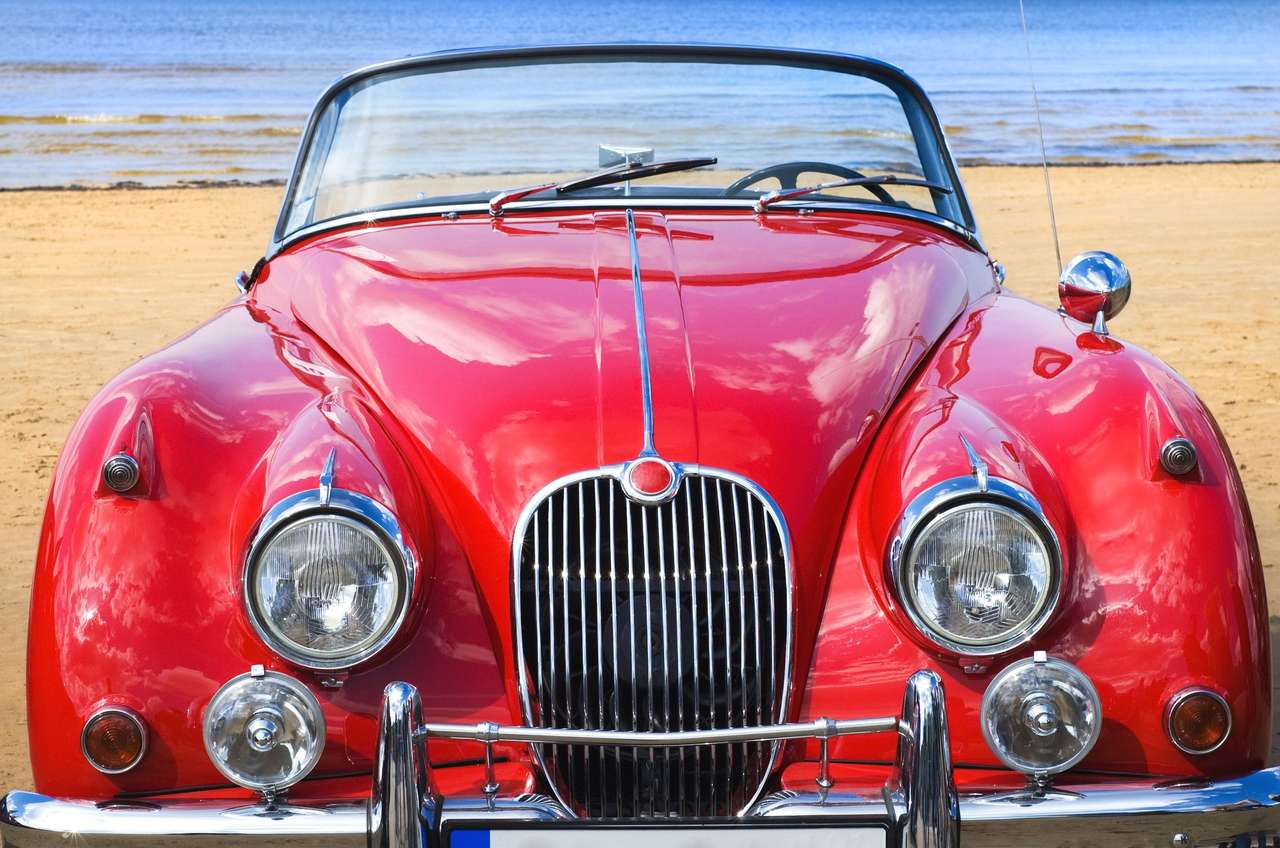 Stary klasyczny czerwony samochód na plaży puzzle online