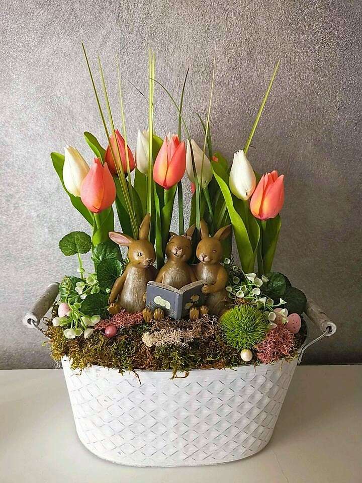 Dekoracja Wielkanocna z królikami i tulipanami puzzle online