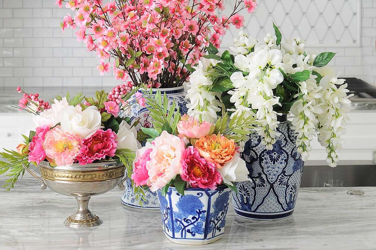 Piękne aranżacje kwiatowe w wazonach i misce puzzle online