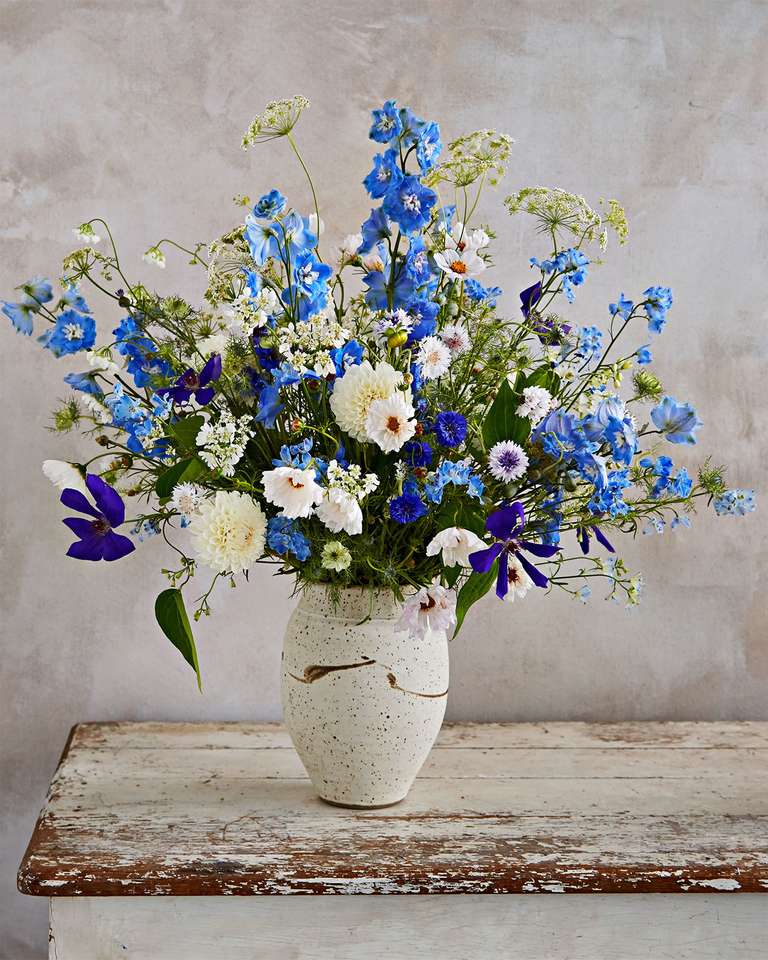 Niebieskie białe kwiaty w białej wazie puzzle online