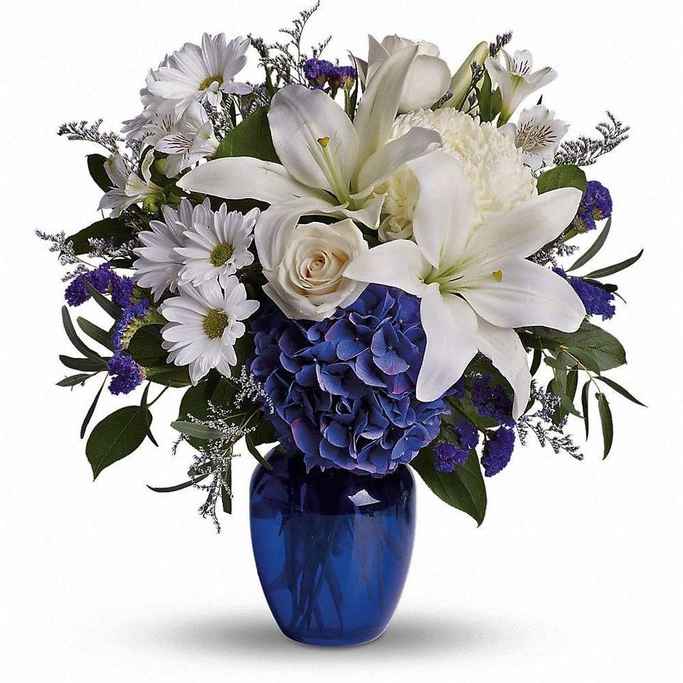 Niebieskie białe kwiaty w niebieskim wazonie puzzle online