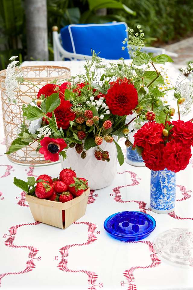 Kwiaty i truskawki na stole ogrodowym puzzle online