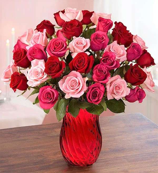 Bukiet czerwone i różowe róże w czerwonym glassvas puzzle online