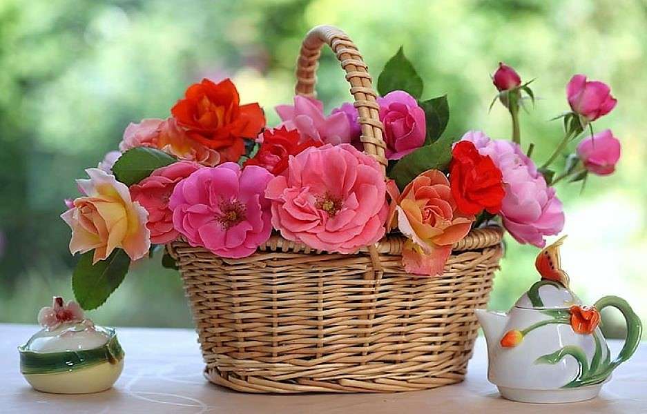 Układ kwiatowy na stole ogrodowym puzzle online