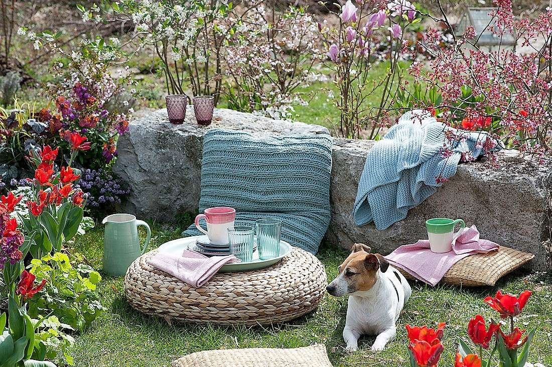 Siedzenie w wiosennym ogrodzie puzzle online