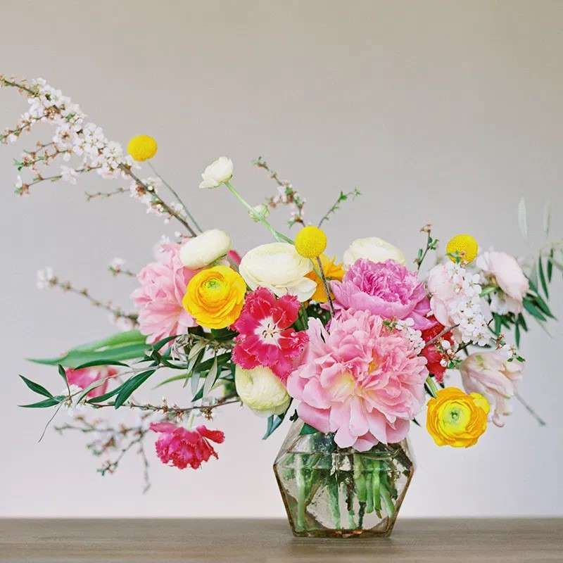 Układ kwiatowy w wazonie szklanym puzzle online