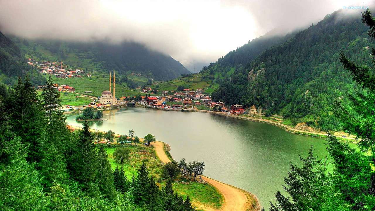 wieś nad jeziorem w Turcji puzzle online