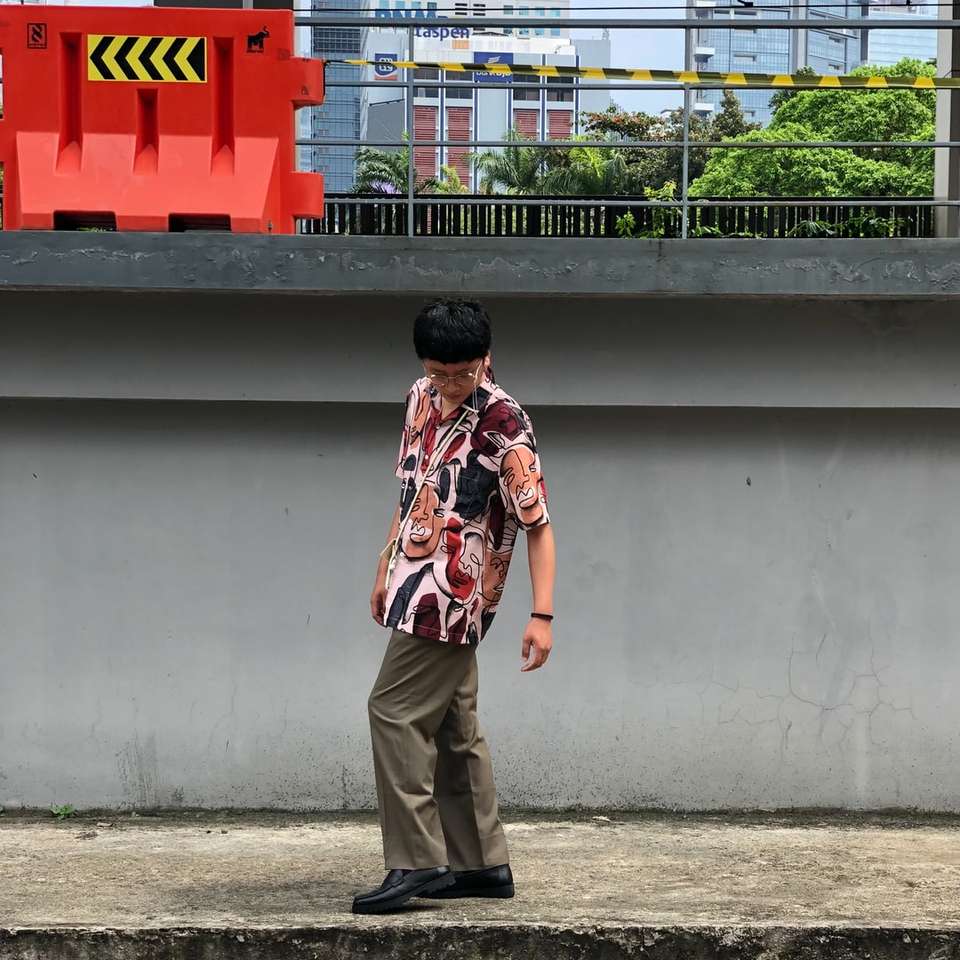Mężczyzna w brown spodniach stojących w pobliżu budynek czerwony i biały puzzle online