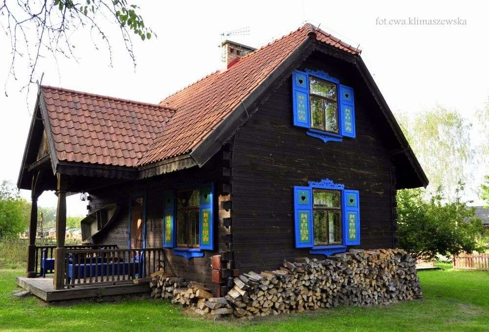 dom z niebieskimi okiennicami puzzle online