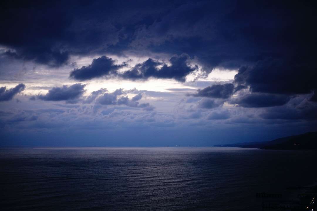 Błękitne niebo i białe chmury nad morzem puzzle online