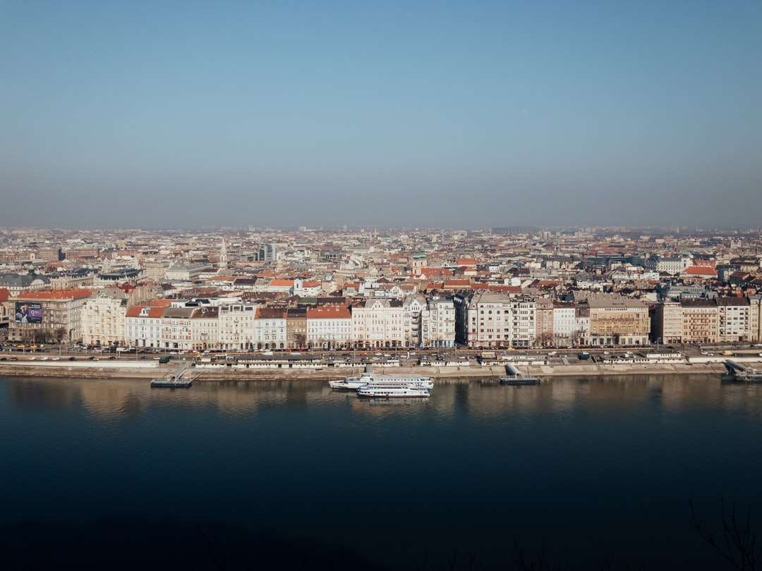 panoramę miasta w pobliżu ciała wody w ciągu dnia puzzle online