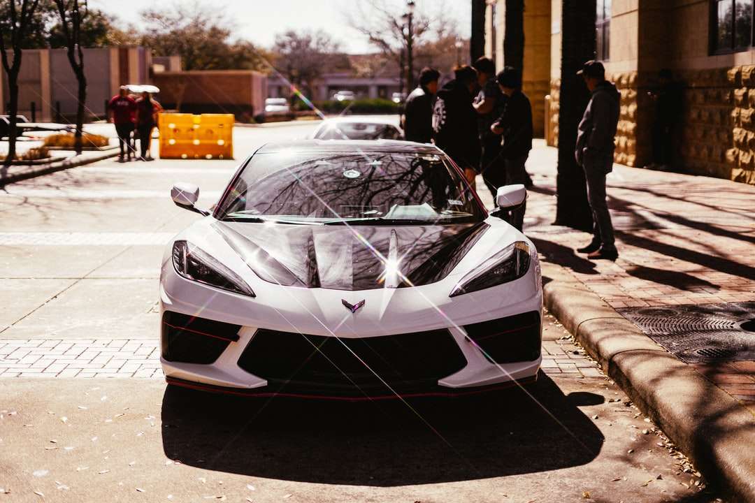 Biały i czarny Lamborghini Aventador zaparkowany na chodniku puzzle online