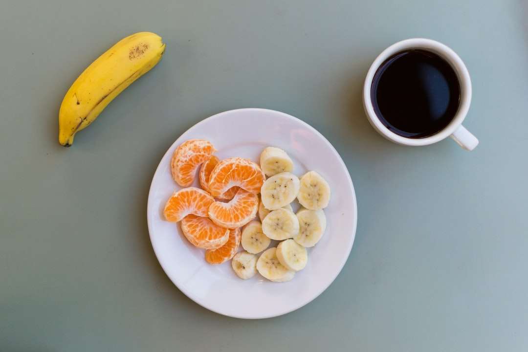 Żółty banan owoc na białym ceramicznym talerzu puzzle online