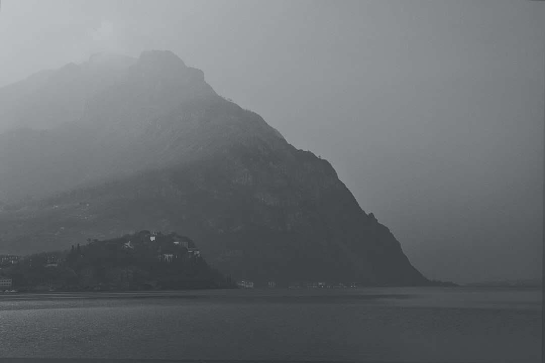 Ciało wody w pobliżu góry podczas mglisty pogodę puzzle online