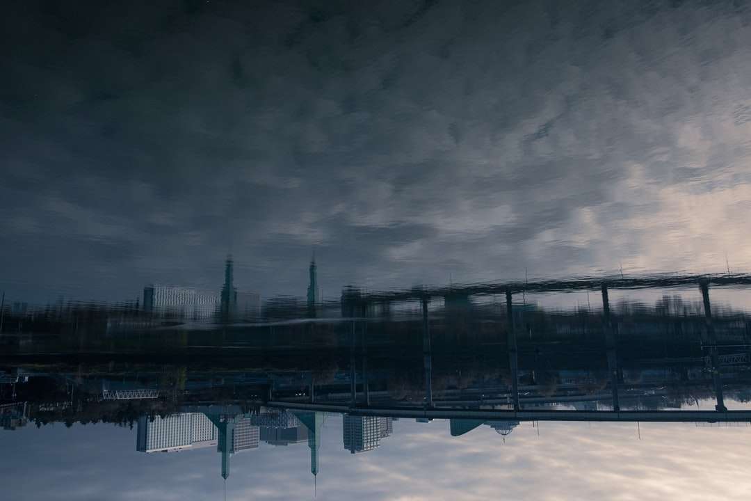 Czarny metalowy most pod szarymi chmurami puzzle online