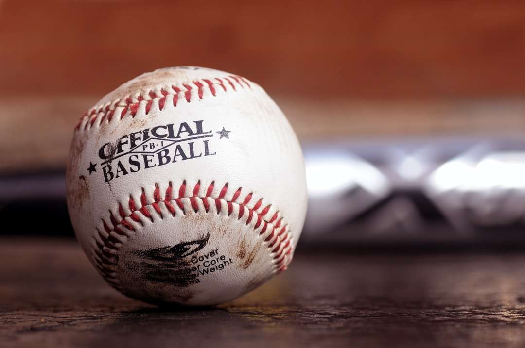 Biały i czerwony baseball na czarnym stole puzzle online