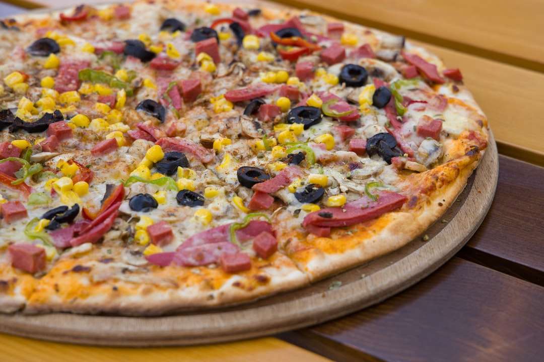 Pizza z zielonym i czerwonym papryką i serem puzzle online