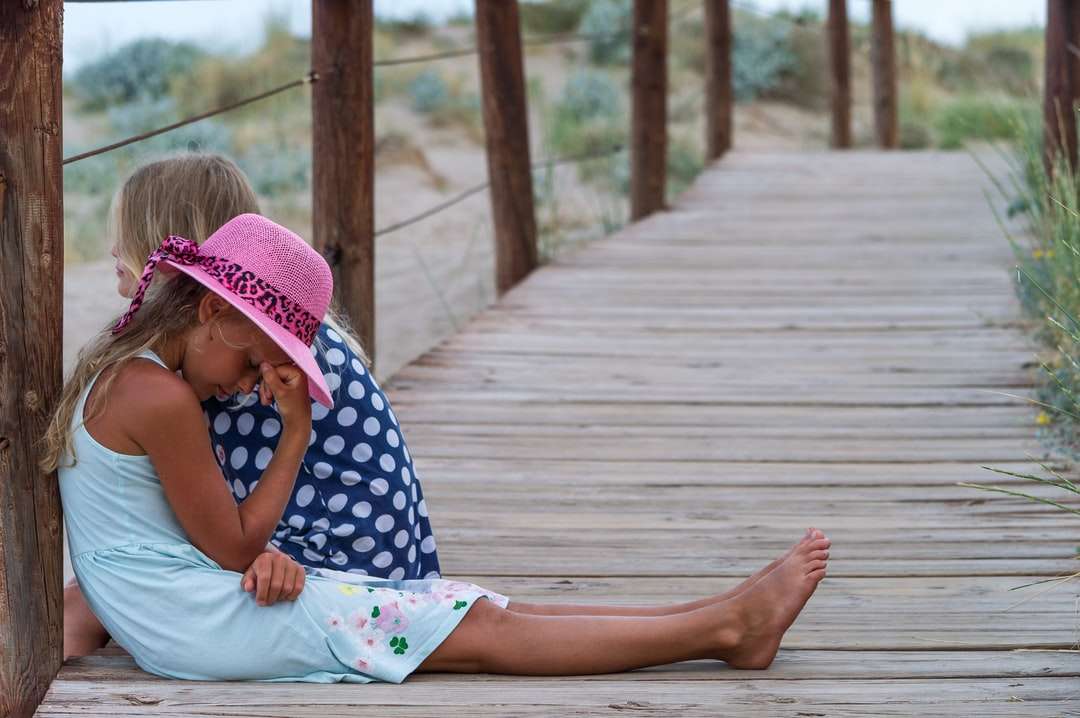 Dziewczyna w niebieskiej i białej koszuli polki dot i różowy kapelusz puzzle online