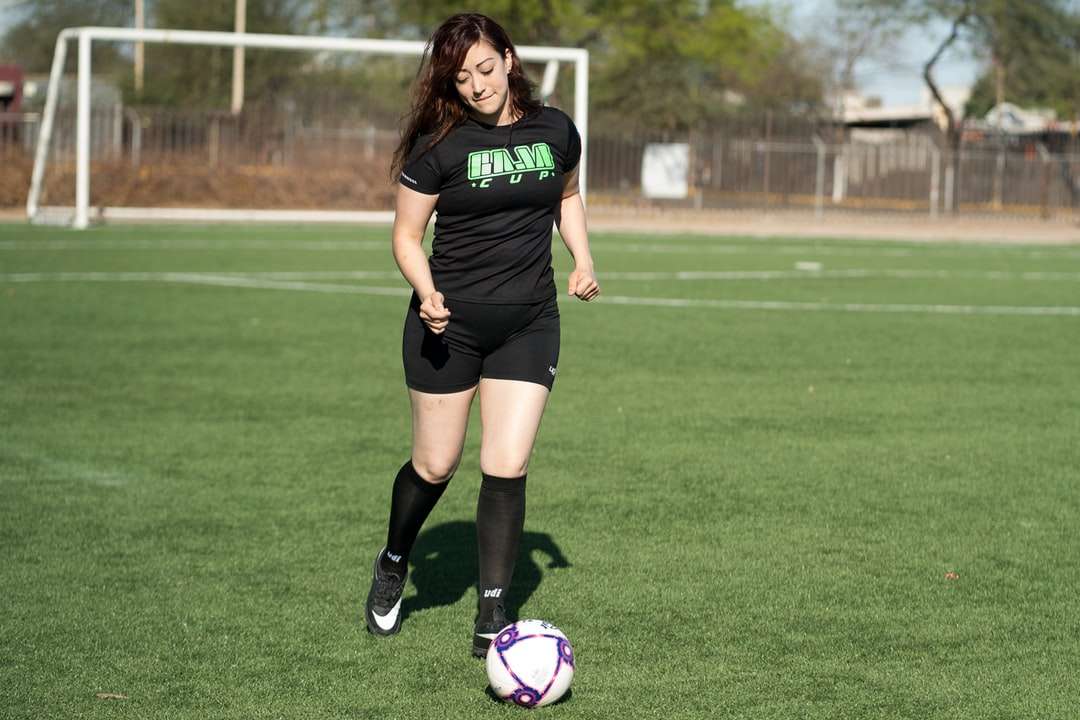 Kobieta w czarnym Nike Soccer Jersey Kicking piłki nożnej puzzle online