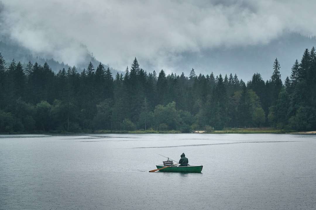 2 osoby jedzie na kajaku na jeziorze w ciągu dnia puzzle online