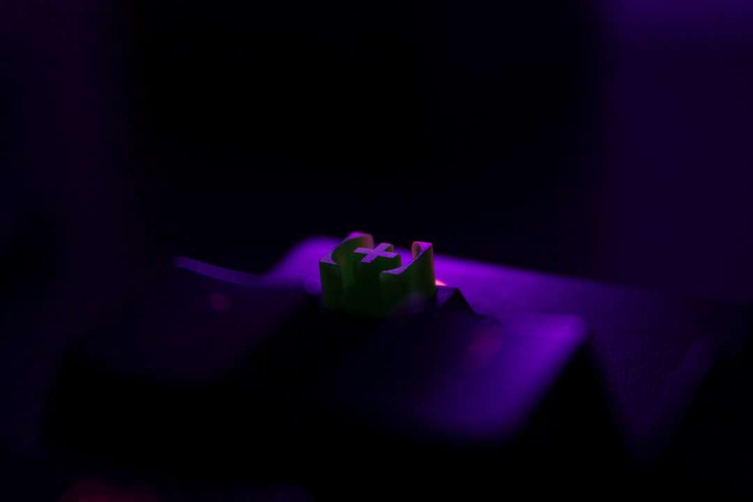 Purpurowe światło w ciemnym pokoju puzzle online