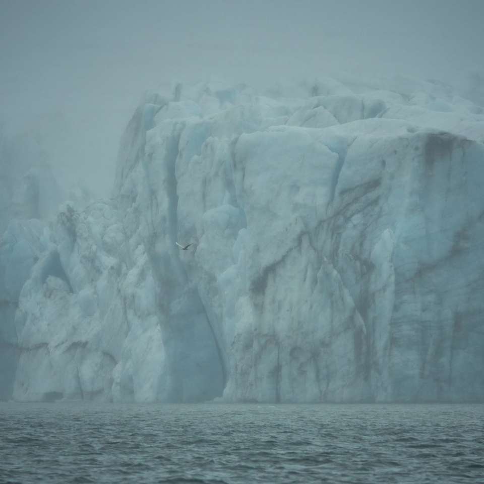 Biały lód na ciele wody w ciągu dnia puzzle online