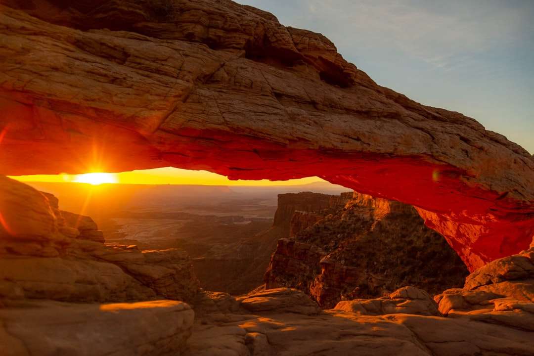 Brązowa skalista góra podczas zachodu słońca puzzle online