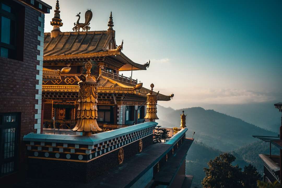 Brązowa i zielona świątynia na szczycie góry w ciągu dnia puzzle online
