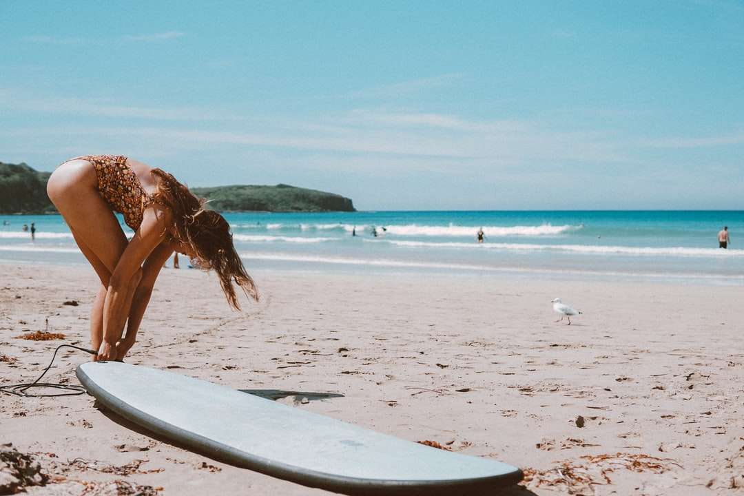 Kobieta w brown bikini chodzi na plaży podczas dnia puzzle online