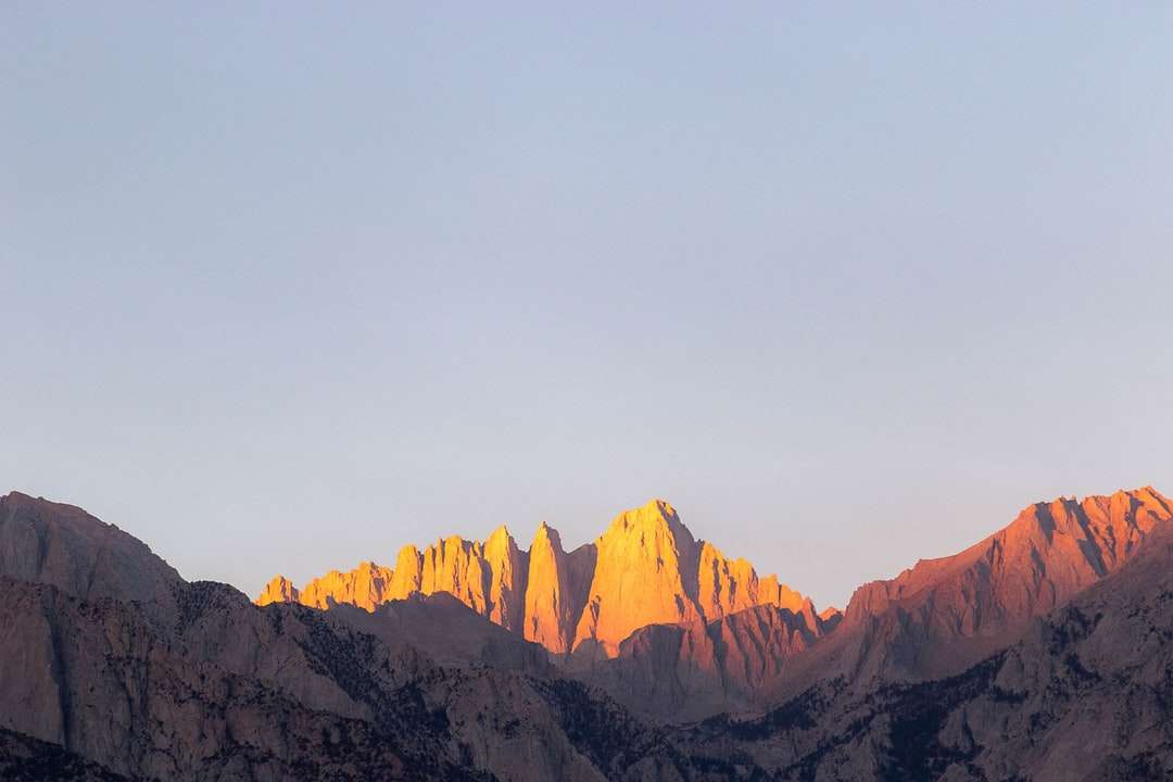 Brązowe skaliste góry pod białym niebem w ciągu dnia puzzle online